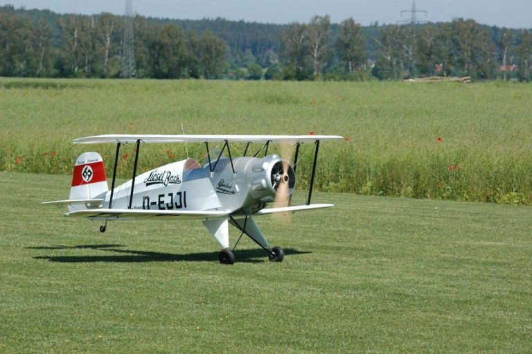 Eine Bücker 133 Jungmeister im Maßstab 1:2 Eine historische Doppeldecker-Maschine auf einer Wiese beim Start.